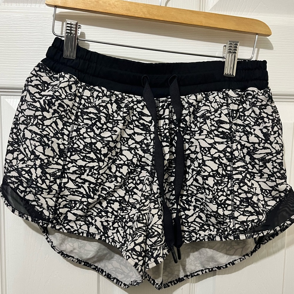 Lululemon drawstring B&W running short, size 6, small flaw